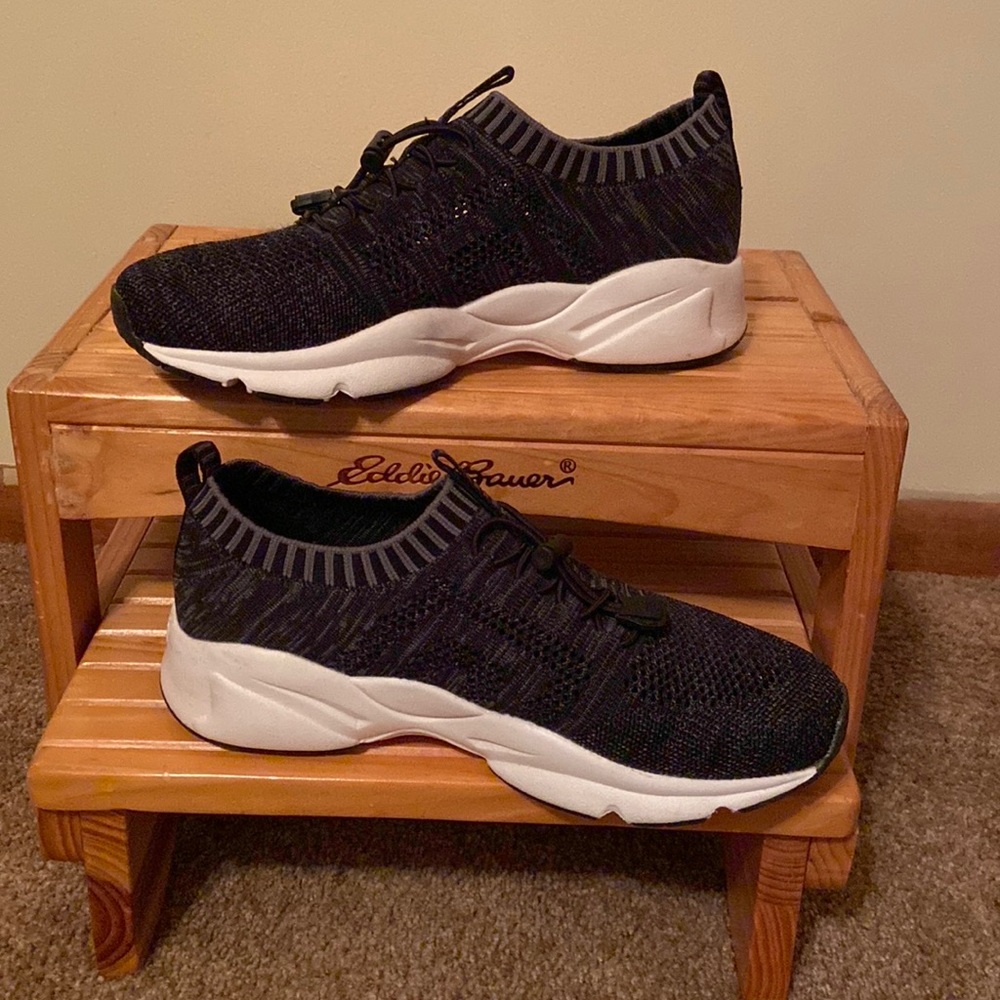 Women’s size 9 Wide Width Propet Sneaker